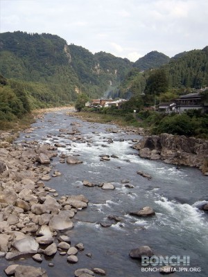 中央大橋上流