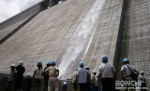 満水になった水が流れ出る