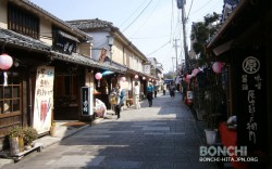 平日でも沢山の人出の豆田町