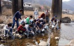 小学生のみなさんが鮎の稚魚を放流