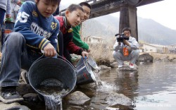 小学生のみなさんが鮎の稚魚を放流