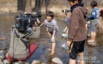 小学生のみなさんが鮎の稚魚を放流