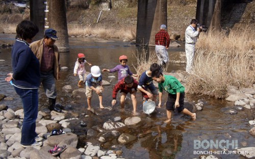 小学生のみなさんが鮎の稚魚を放流