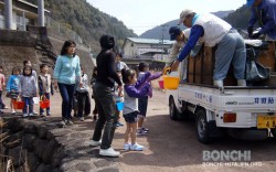 東渓小学校で鮎の放流体験