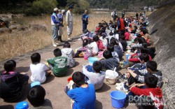 東渓小学校で鮎の放流体験