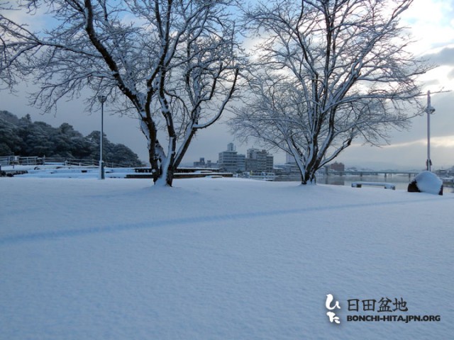 雪の三隈川公園