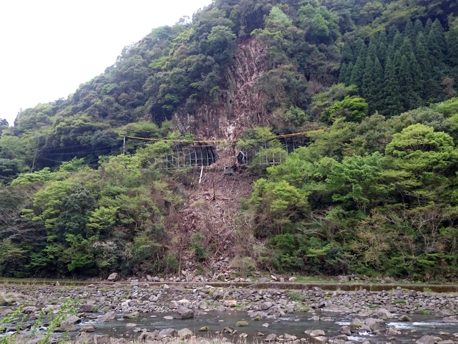 大山川対岸から見た崩壊の状況