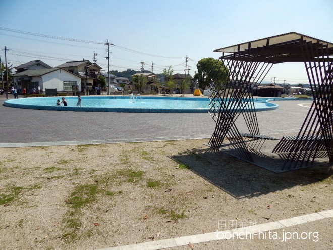 プールのそばには屋根つきベンチ