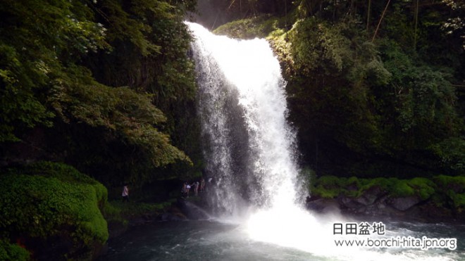 滝の裏側を通ることができる慈恩の滝