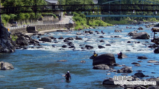 天ヶ瀬温泉街のな中を流れる玖珠川は鮎釣りでいっぱい